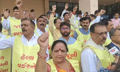 குஜராத் சட்டசபையில் அமளி  - 14 காங்கிரஸ் எம்.எல்.ஏ.க்கள் சஸ்பெண்ட்