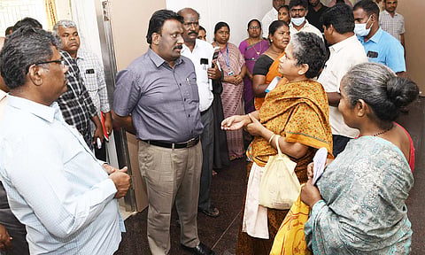 உத்தமபாளையம் வட்டாட்சியர் அலுவலகத்தில் பொதுமக்களிடம் கலெக்டர் முரளிதரன் குறைகளை கேட்டறிந்தார்.