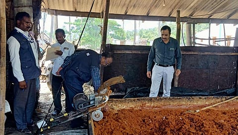 வெல்லம் தயாரிக்கும் ஆலைகளில் உணவு  அதிகாரிகள் திடீர் சோதனை நடத்திய போது எடுத்த படம்.