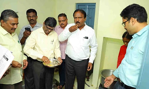 கண்காணிப்பு அலுவலர்  எம்.கருணாகரன் ஆய்வு செய்த காட்சி.&nbsp;&nbsp;