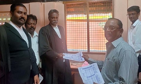 நோட்டீஸ் வினியோகம் செய்த காட்சி.