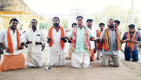 கோவில் முன்பு மண்டியிட்டு ஆர்ப்பாட்டத்தில் ஈடுபட்டனர்.