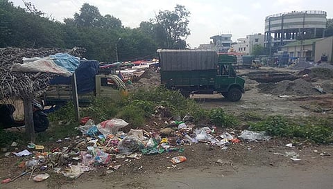 வாரச்சந்தையில் கொட்டப்பட்டுள்ள கோழிக்கழிவுகள்.&nbsp;