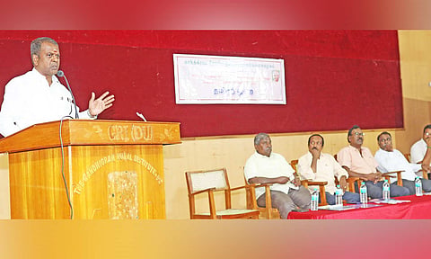 விழாவில் கலந்துகொண்டவர்களை படத்தில் காணலாம்.