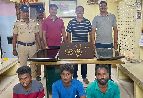 கைது செய்யப்பட்ட கொள்ளையர்களையும், அவர்களிடம் இருந்து கைப்பற்றப்பட்ட நகை, எல்.இ.டி.&nbsp; டெலிவிஷன்களையும் படத்தில் காணலாம்.