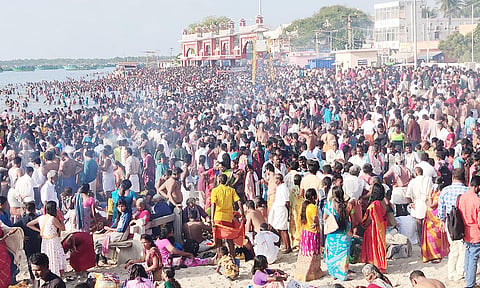 ராமேசுவரம் அக்னி தீர்த்த கடல் பகுதியில் புனித நீராட குவிந்த பக்தர்கள் கூட்டம்.
