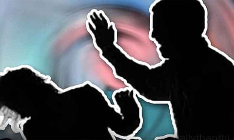 பெண்ணை தாக்கிய வழக்கில் ஊராட்சி மன்ற தலைவர் தலைமறைவு
