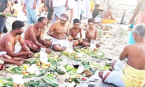முன்னோர்களுக்கு தர்ப்பணம் கொடுத்து வழிபட்டனர்.