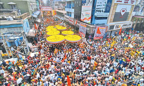 பக்தர்கள் புடைசூழ திருப்பதி குடை நோக்கி புறப்பட்ட காட்சி.