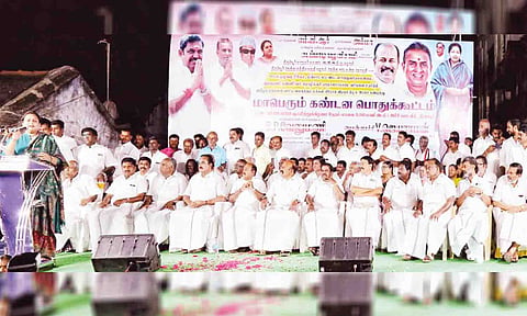கூட்டத்தில் நடிகை விந்தியா பேசிய காட்சி. அருகில்  பொள்ளாச்சி ஜெயராமன் எம்.எல்.ஏ., மற்றும் பலர் உள்ளனர்.&nbsp; &nbsp;