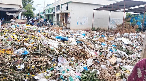 பூ மார்க்கெட்டில் குவிந்து கிடக்கும் குப்பைகள்.
