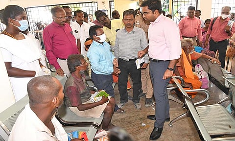  திருச்செந்தூர் கோவில் வளாகம், நகராட்சி பகுதிகளில்  சுற்றித்திரிந்த மனநலம் பாதிக்கப்பட்ட, ஆதரவற்ற முதியோர் மற்றும் மாற்றுத்திறனாளிகளிடம் கலெக்டர் செந்தில்ராஜ் பேசிய காட்சி.