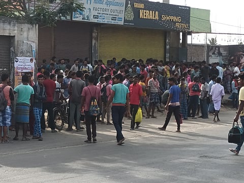 கோவை கரும்புக்கடை சந்திப்பில்  குவியும் வடமாநில வாலிபர்கள்