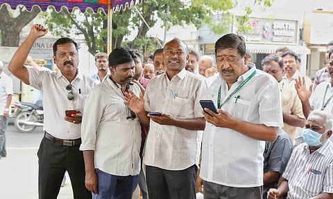காத்திருப்பு போராட்டத்தில் ஈடுபட்ட மின்வாரிய ஊழியர்கள்.&nbsp;