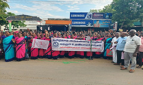 கலெக்டர் அலுவலகம் எதிரே அங்கன்வாடி ஊழியர் மற்றும் உதவியாளர் சங்கத்தினர் ஆர்ப்பாட்டம் செய்தனர்.&nbsp;
