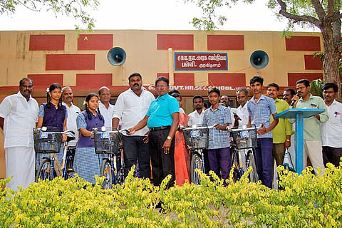 ராஜா எம்,எல்,ஏ., மாணவர்களுக்கு விலையில்லா சைக்கிள் வழங்கிய காட்சி