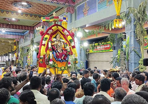 தசரா விழாவை  முன்னிட்டு பக்தர்களால்  உடன்குடி பகுதி பரபரப்பாக காணப்படுகிறது.