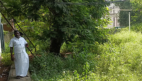 ஓமலூர் அரசு மருத்துவமனை வளாகம் புதர் மண்டி கிடப்பதை படத்தில் காணலாம்.
