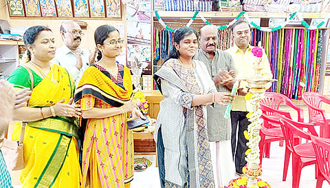 கோ-ஆப்டெக்ஸ் நிறுவனத்தில் தீபாவளி சிறப்பு விற்பனையை கலெக்டர் லலிதா குத்துவிளக்கேற்றி தொடங்கி வைத்தார்.