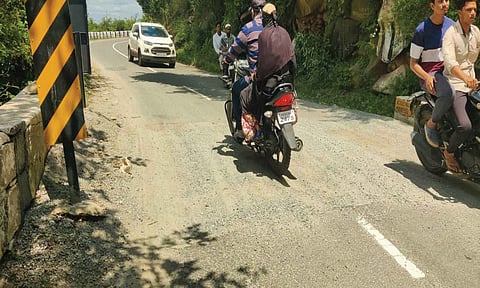 ஏலகிரி மலை 9 வது கொண்டை ஊசி வளைவில் சாலை சேதம் அடைந்துள்ள காட்சி.