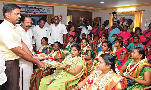 கர்ப்பிணிகளுக்கு வளைகாப்பு செய்யப்பட்டு சீர்வரிசை பொருட்கள்&nbsp; கலெக்டர் குமாரவேல் பாண்டியன் வழங்கிய காட்சி.