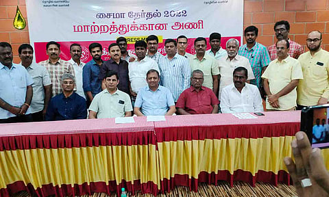 சைமா சங்க தேர்தலில் மாற்றத்திற்கான அணி சார்பில் போட்டியிடும் துணைத்தலைவர் மற்றும் நிர்வாகிகள் பேட்டியளித்ததை படத்தில் காணலாம்.&nbsp;&nbsp;