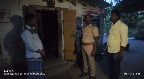 வீட்டு சுவரில் மர்ம நபர்கள் துளை போட்டு உள்ள காட்சி.&nbsp;
