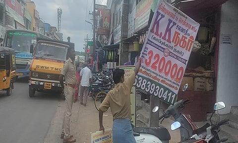 திண்டிவனம் நகர் பகுதியில்  பேனர்களை போலீசார் அகற்றிய காட்சி.&nbsp;