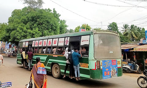 பஸ் படிக்கட்டுகளில் ஆபத்தான பயணம் செய்யும் மாணவர்கள்