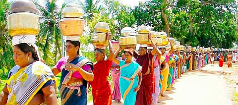 பொங்கல் பானையுடன் ஊர்வலமாக சென்ற பெண்கள்.

