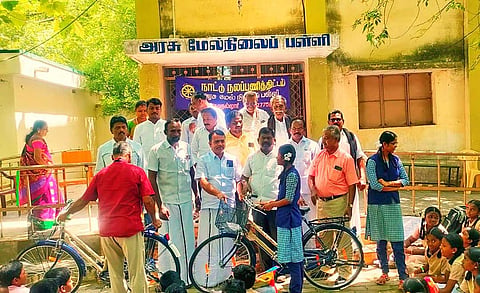 மாணவி  ஒருவருக்கு சதன் திருமலைக்குமார் எம்.எல்.ஏ., சைக்கிள் வழங்கிய போது எடுத்த படம். உடன் யூனியன் சேர்மன் பொன் முத்தையா பாண்டியன் மற்றும் பலர் உள்ளனர்.