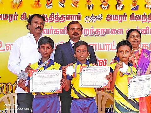 சான்றிதழுடன் வெற்றி பெற்ற வி.எஸ்.ஆர். பள்ளி மாணவர்கள்.