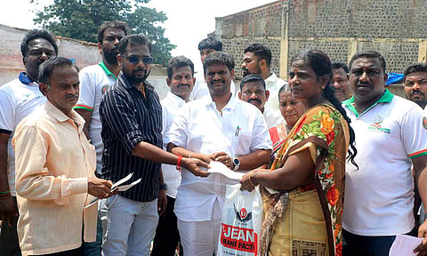 வீடுகளை இழந்த பொது மக்களுக்கு நிதியுதவியை சம்பத் எம்.எல்.ஏ. வழங்கினார். அருகில் யுவர் பேக்கர்ஸ் நிறுவனர் கிருஷ்ணராஜூ உள்ளார்.