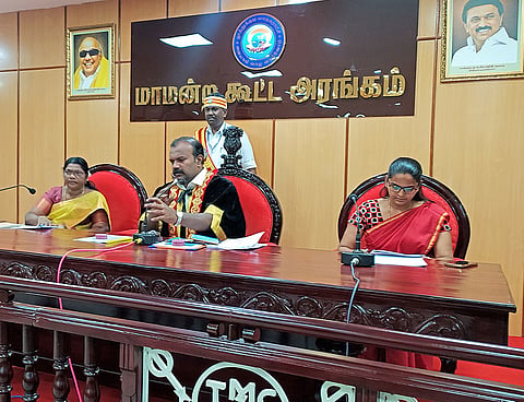 கூட்டத்தில் மேயர் ஜெகன் பெரியசாமி பேசிய காட்சி.