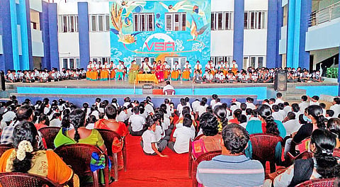 மாணவர் சேர்க்கை குறித்த கலந்தாய்வு கூட்டத்தில்   பள்ளியின் தாளாளர்  வி.எஸ்.ஆர்.ஜெகதீஸ் பேசிய காட்சி.