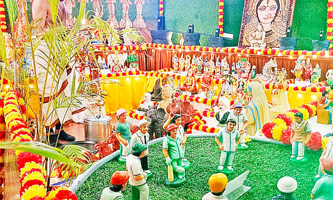 கொலு அலங்காரத்தில் வைக்கப்பட்டிருந்த விதவிதமான பொம்மைகள்.