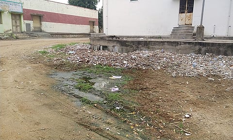 கழிவுநீர் வெளியேறுவதை படத்தில் காணலாம்.&nbsp;