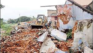 ஒகளூர் கிராமத்தில் 5 ஆக்கிரமிப்பு வீடுகள் அகற்றம்.