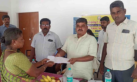 பொதுமக்களிடமிருந்து மனுக்கள் பெறப்பட்ட காட்சி.&nbsp;&nbsp;