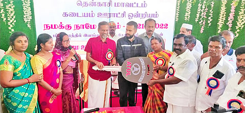 ஊராட்சிகளுக்கு குப்பை அள்ளும் ஆட்டோகளை  மாவட்ட கலெக்டர் ஆகாஷ் காட்சி.