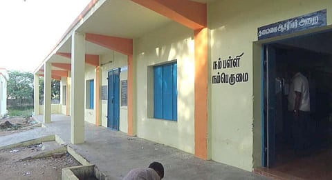 வெள்ளிக்குறிச்சி அரசு உயர்நிலைப்பள்ளி வர்ணம் பூசப்பட்டு புதுப்பொலியுடன் காட்சி தருகிறது.