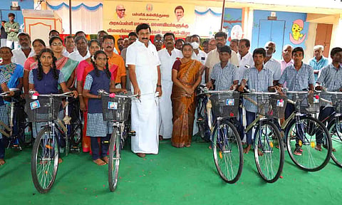 உத்தமபாளையம் அரசு  பள்ளி மாணவ மாணவிகளுக்கு அமைச்சர் மு.பெ. சாமிநாதன் விலையில்லா  சைக்கிள்  வழங்கிய போது எடுத்த படம்.
