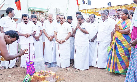 பூமி பூஜை அமைச்சர் அர.சக்கரபாணி தலைமையில் நடைபெற்றது.