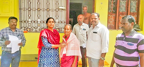 ஆர்.டி.ஓ. சுப்புலெட்சுமி மூதாட்டி ஒருவருக்கு  சால்வை அணிவித்த காட்சி.