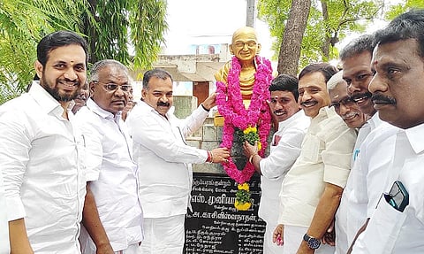 காந்தி ஜெயந்தியை முன்னிட்டு திருப்பரங்குன்றம்  ஊராட்சி ஒன்றிய அலுவலக வளாகத்தில் உள்ள மகாத்மா காந்தி சிலைக்கு மாணிக்கம் தாகூர் எம்.பி. மாலை அணிவித்து மரியாைத  செலுத்தினார்.