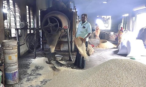 பொரி தயாரிக்கும் பணி நடைபெறுகிறது