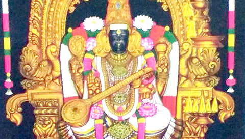 வெண்ணிற ஆடையில் சரஸ்வதி அம்மன்.