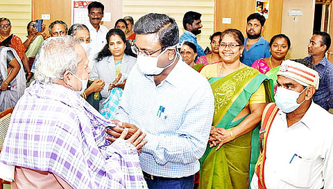 வெற்றி பெற்ற முதியவர்களுக்கு கலெக்டர் தினேஷ்பொன்ராஜ் ஆலிவர் பரிசு வழங்கி பொன்னாடை அணிவித்து பாராட்டினார்.
