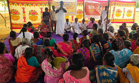 கோழிக்கழிவுகளை கொட்டும் வாகனங்களை பிடித்து கொடுத்தால் ரூ.1000 பரிசு