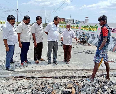 தூத்துக்குடி 3-ம் கேட் ரெயில்வே மேம்பால  பராமரிப்பு பணிகளை மேயர் ஜெகன் பெரியசாமி ஆய்வு செய்த காட்சி.